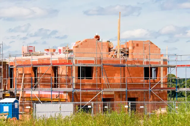 Wenn beim privaten Bauprojekt eine Insolvenz des Baupartners droht, sollten Bauherren besonnen reagieren und fachlichen sowie juristischen Rat einholen. Foto: DJD/Bauherren-Schutzbund/Getty Images/Wilfried Besler
