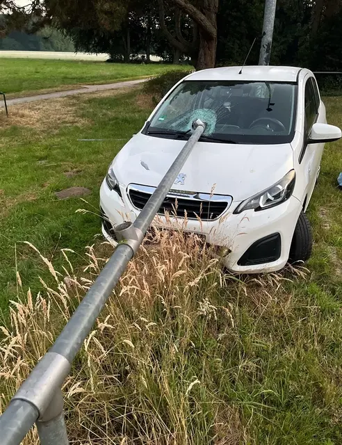 Die Metallstange bohrte sich durch die Windschutzscheibe tief in den Innenraum. | Foto: Polizei Köln