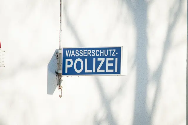 Das Leuchtschild der Wasserschutzpolizei ist gut sichtbar an der Wache in Köln-Deutz angebracht. | Foto: Serkan Gürlek