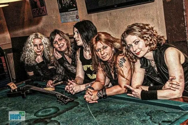 Foto: Fotos mit Dank und Genehmigung von Haus Eifgen, SHE´S GOT BALLS, Iris Boanta, Cathleen Lady Catman, Jani Näckel, Conny Marschall, Anja Assmuth, Frank Jacobi, Jochen Kubik, Michael Mai, Metal Werner, Uwe Bartzsch, Adrian Kunitz und Lisa Sheahan-Kunitz