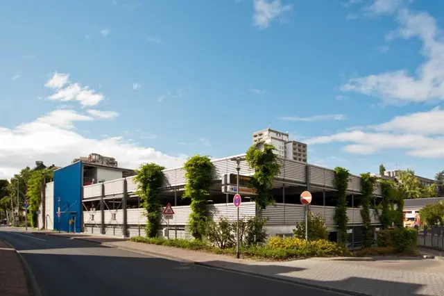 Die Ebenen 5 und 6 des Parkhauses am Krankenhaus mussten aus Sicherheitsgründen gesperrt werden. | Foto: Foto Stadtwerke  Brühl