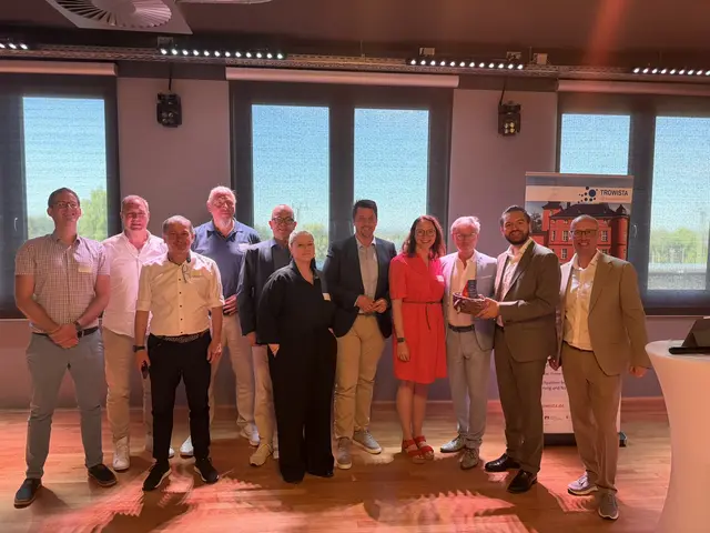 Beim Innenstadtfrühstück (von links): Fabian Wagner (Stadt Troisdorf, Stabsstelle Digitalisierung), Dirk Pohlscheidt (Vorsitzender Troisdorf Aktiv e. V.), Alexandros Papadopoulos (Centermanager Galerie Troisdorf), Andreas Waschk und Detlev Wintzen (MO.life), Daniela Simon (Stadtwerke Troisdorf), Bürgermeister Alexander Biber, Landtagsabgeordnete Katharina Gebauer MdL, Matthias Fronhoff (Tanzschule Breuer), Alexander Miller und Stephan Frings (beide TROWISTA). | Foto: TROWISTA