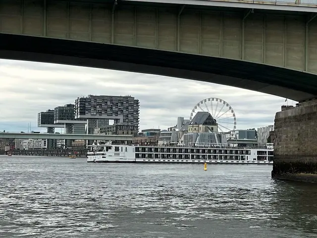 Ein ungewohnter Anblick bot sich Passanten unweit des Schokoladenmuseums. Das Schiff war auf Grund gelaufen und rammt die Kaimauer. | Foto: Polizei