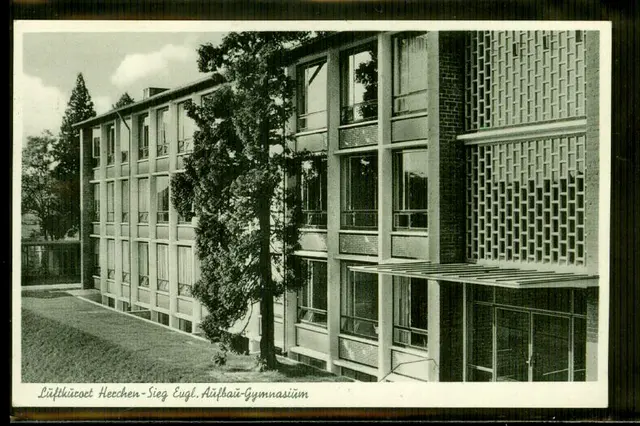 Erst mit dem Schulneubau bekam die Schule 1973 ihren heutigen Namen Bodelschwingh-Gymnasium Herchen.Gegründet wurde es 1951 namenlos als Evangelisches Aufbau-Gymnasium.  | Foto: Dr. Weisbach/Repros: Schmidt
