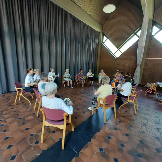 "Tellertango" beim Sommerfest der Alzheimer Gesellschaft im Familienbüro Mittendrin | Foto: Alzheimer Gesellschaft/Inge Hartmann