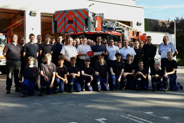 Der Löschzug 10 - Refrath bei der offiziellen Schlüsselübergabe. Foto: Feuerwehr BGL