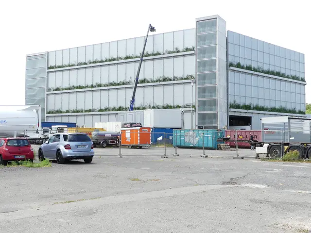 Mit seiner Größe, der Fassadenbegrünung und der durchsichtigen Fassade ist das Parkhaus Haufeld ein Hingucker. | Foto: Gast