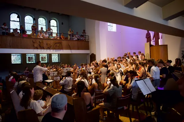 130 Schülerinnen und Schüler des St.-Ursula-Gymnasiums begeisterten mit ihrem Benefizkonzert in der Christuskirche. | Foto: Foto Brodüffel 