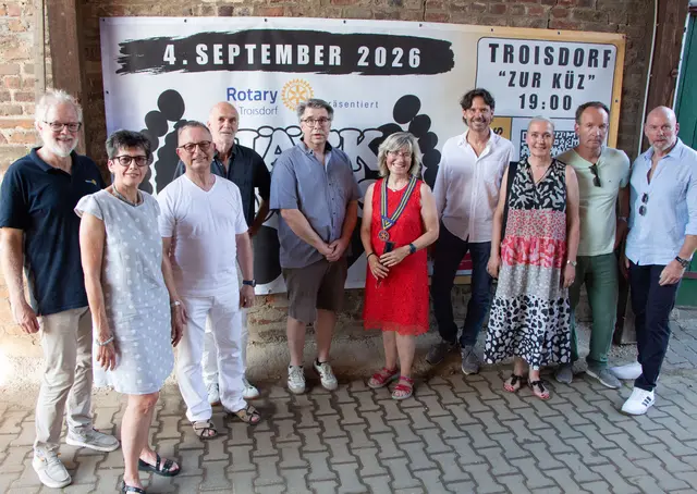 Der neue Vorstand des Rotary Clubs Troisdorf (es fehlt Claudia Eich) vor dem Banner zum Benefizkonzert mit der Kölner Kultband Bläck Fööss am 4. September in der KÜZ in Sieglar.
 | Foto: Rotary Club Troisdorf