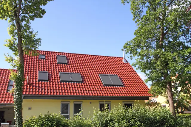 Ein gut gedämmtes Dach und außen liegender Sonnenschutz an den Dachfenstern sind der beste Schutz vor steigenden sommerlichen Spitzentemperaturen. Foto: DJD/puren/Getty Images/maho