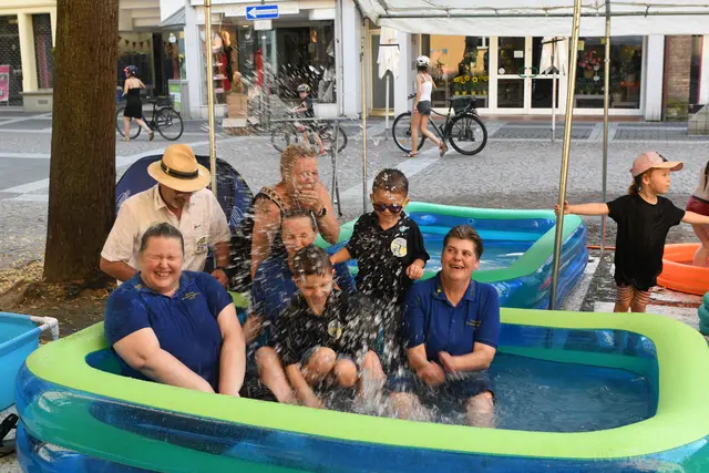 Wasserschlacht des designierten Damendreigestirns mit dem künftigen Kinderprinzen (Mitte). | Foto: Foto: Brodüffel