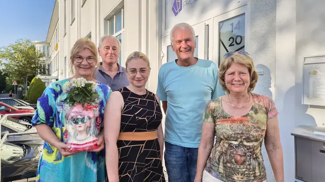 Regine Hall-Papachristopoulos (l.) schied nach 14 Jahren als Vorsitzende aus dem AGO-Vorstand aus. An ihre Stelle rückte Dirk Pott (2.v.r.), während Jacqueline Jackmuth (3.v.l.) als Stellvertreterin fungiert. Susanne Trösser (r.) und Michael Kopp (2.v.l.) wurden ebenfalls einstimmig im Amt bestätigt. Foto: Gabi Knops-Feiler