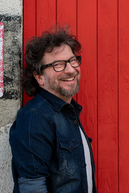 Der Kabarettist Hennes Bender gastiert am 19. März 2027 mit seinem Programm "Alter Falter!" im Stadtmuseum.  | Foto: Mena Zoo