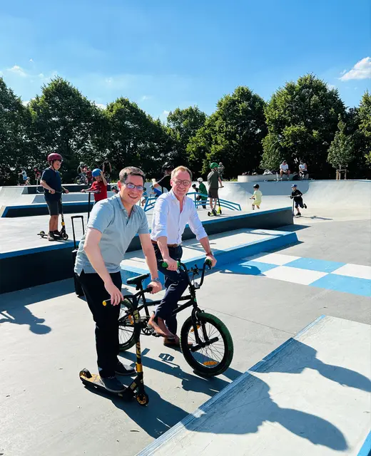 Bürgermeister Dr. Max Leitterstorf (li.) und NRW-Staatssekretär Daniel Sieveke bei der Eröffnung des neuen Skateparks. | Foto: Stadt Sankt Augustin