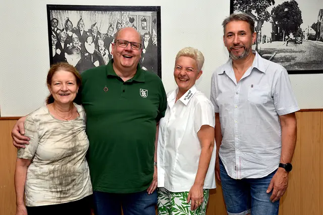 Der wiedergewählte Vorstand der KG „Grün-Weiß“ Schlebusch (v.l.): Schatzmeisterin Sylvia Hollmann, Geschäftsführer Ralph Dahl, Vorsitzende Lilo Schmitz und Senatspräsident Udo Totzke. Foto: Bernhard Feiten