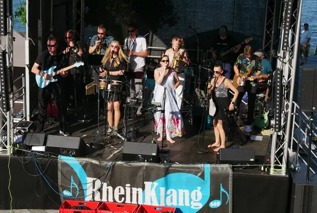 SoulCake auf der Bühne an der Rheintreppe beim 14. Wesselinger Musikfestival RheinKlang 669.  | Foto: Anita Brandtstäter 
