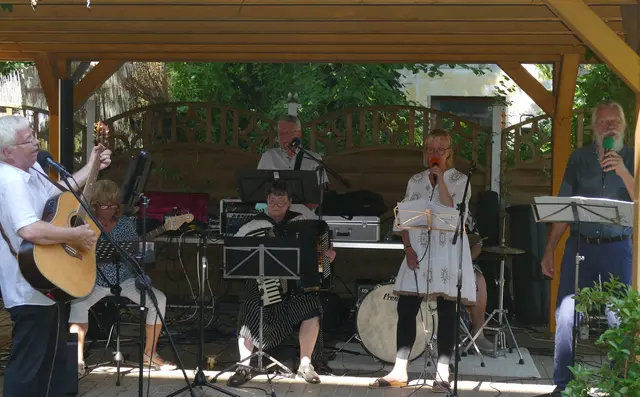 Mitsingkonzert im Garten des CBT WOhnhauses St. Lucia: mit Ludger Strobel, Heike Schröter, Anita Brandtstäter, Günter Mauel, Olek Gelba, Gabi Meisen und Erich Hermans. | Foto: Wolfhard Brandtstäter