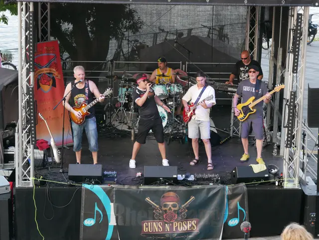 Guns n' Poses auf der Rheinbühne als letzter Act.  | Foto: Anita Brandtstäter