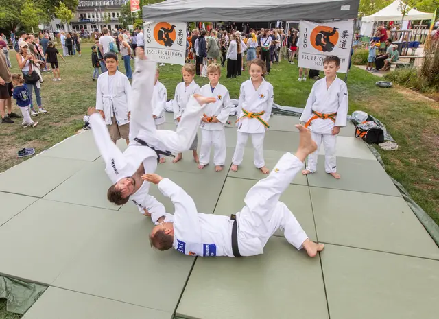 Judo zum Ausprobieren demonstrierten (v.l.) Phillip Zimmer (1. Dan und Vorsitzender Judo-Sport-Club Leichlingen) und Andreas May (2. Dan) im Alten Stadtpark. Foto: Axel König
