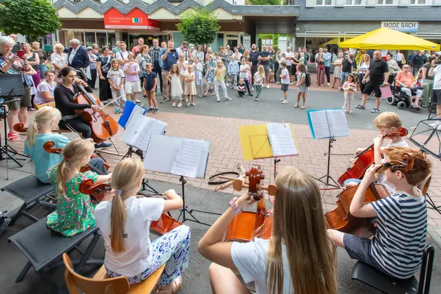 Die Cello-Klasse von Marielle Jaquerod (l.) in der Brückenstraße. Foto: Axel König