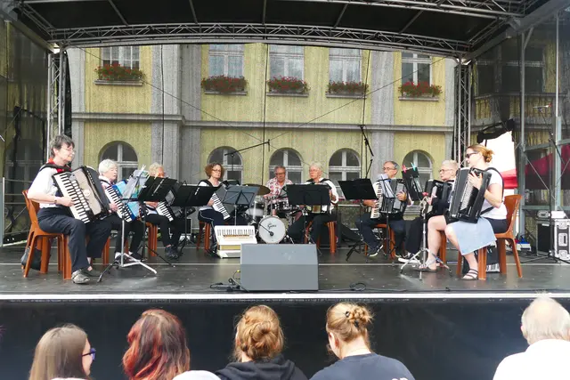 Das Ensemble AkkoFans des Akkordeon-Orchesters Wesseling präsentierte einen unterhaltsamen Querschnitt durch die Akkordeonmusik.  | Foto: Wolfhard Brandtstäter