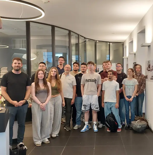 Projektkurs mit dem Kurslehrer Stefan Wahl im Hintergrund und im Vordergrund Simon Steuer, der den Kurs auf der Fahrt nach Krakau/ Auschwitz begleitet hat. | Foto: Städtische Gesamtschule Am Michaelsberg