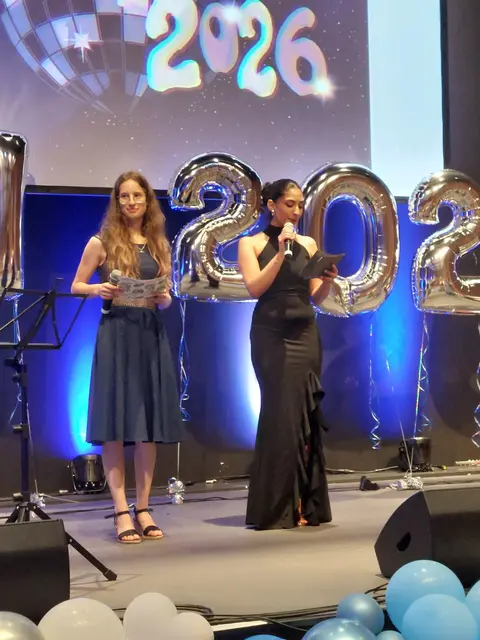 Die Moderatorinnen des Abends, Lara Weinberg (links) und Enise Kücük (rechts). | Foto: Städtische Gesamtschule am Michaelsberg