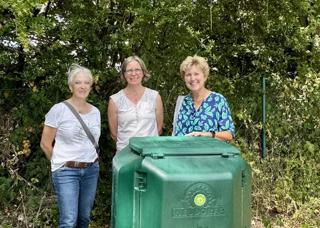 v.l.n.r: Sibylle Haas, Anne Molls, Elke Dörrenhaus mit einem der neuen Komposter für den Schulgarten | Foto: LC Bergische Löwinnen