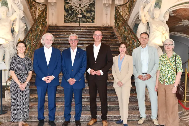 Gemeinsamer Fototermin vor der Schlosstreppe: (v.l.) Madeleine Frey (MEM), Professor Hermann Bühlbecker, Bürgermeister Dr. Marc Prokop, Gregor Golland, MdL, Susanne Merl, Oliver Mühlens (Stadt Brühl), Regina Junga (Schlösser Brühl). | Foto: Foto Brodüffel