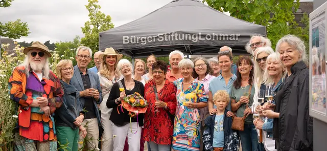 Ein Prosit auf die Kunst: Stiftungsvorsitzende Renate Krämer (4. v. li.), Geschäftsführerin Gabriele Willscheid (6. v. li.) und Künstlerin Irmingard Gebert (mit Blumenstrauß) begrüßten die Gäste zur Ausstellungseröffnung. | Foto: BürgerStiftungLohmar