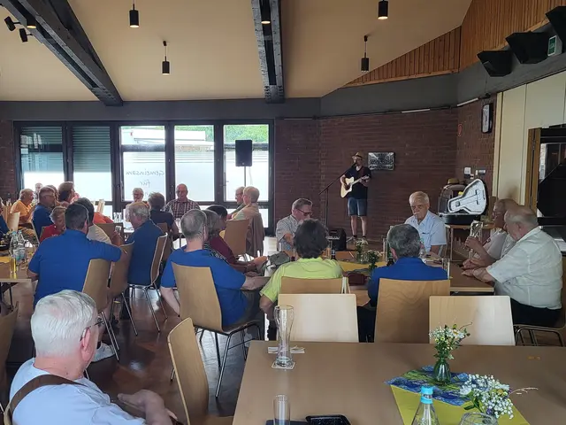Als Überraschungsgast trat Pascal Pohlscheidt aus Troisdorf-Bergheim auf und unterhielt die Anwesenden eine Stunde lang mit Liedern in rheinischer Mundart. | Foto: Hanno Rheineck