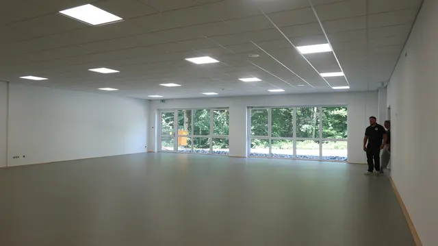 Auch der Hallenraum im Untergeschoss ist lichtdurchflutet. | Foto: OBK