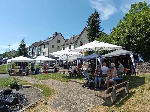 Bei sommerlichen Temperaturen nutzten zahlreiche Besucher die Sitzgelegenheiten rund um die Evangelische Kirche | Foto: Bürger- und Verschönerungsverein Leuscheider Land e.V.