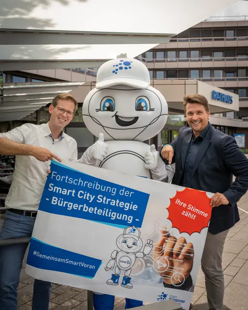 Starten die Bürger- und Schülerbeteiligung (von links): Fabian Wagner (Leiter der Stabsstelle Digitalisierung), Maskottchen SmarTa und Bürgermeister Alexander Biber. | Foto: Stadt Troisdorf