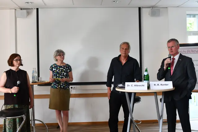 Ralf-Richard Kenter (r.), Beauftragter der Phantasialand-Geschäftsführung: "Das Verfahren ist ergebnisoffen, transparent und gewährleistet die Beteiligung der Öffentlichkeit." | Foto: Foto  Brodüffel