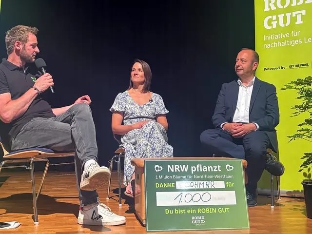 Lohmars Bürgermeister Matthias Schmitz (rechts) im Gespräch mit Christina Scholz, Amtsleiterin im Amt für Bildung und Soziales (Mitte), und Dieter Könnes, Moderator und Mitgründer der ROBIN GUT Stiftung (links). | Foto: Stadt Lohmar