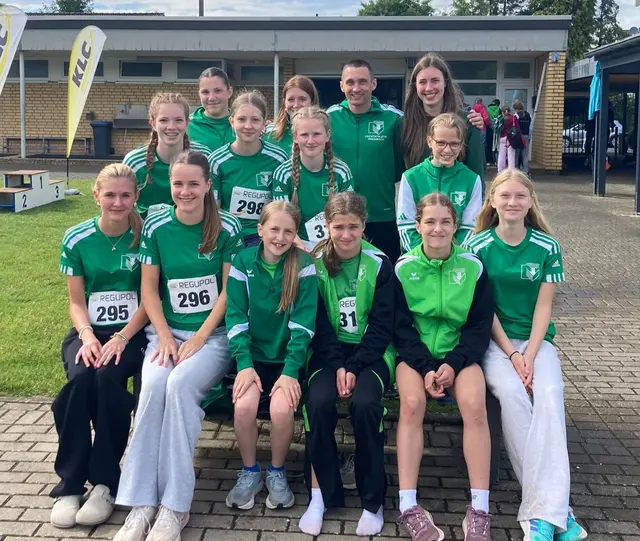 V. l.: Vorne: Antonie Sellmeier, Luisa Wild (beide U18), Jule Runkler, Clara Stahnke, Lilith Stahnke, Mia Trimborn; Mitte: Emmy Schumacher, Greta Dreyer, Lina Trinkaus, Lia Prettenthaler; Hinten: Henriette Klütemeyer, Annina Liebscher, Timm Ody, Ida Arens