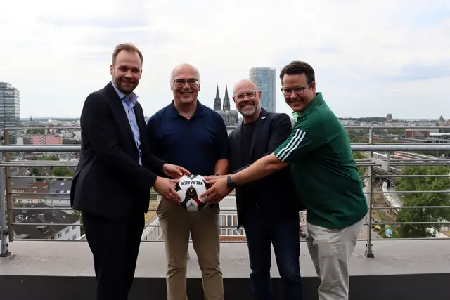 V.l.n.r. Robert Voigtsberger (Beigeordneter für Bildung, Jugend und Sport der Stadt Köln), Dirk Brennecke (Geschäftsführer Fußball-Verband Mittelrhein), Lutz Wingerath (Geschäftsführer der Kölner Sportstätten GmbH) und Rudi Rheinstädtler (Vizepräsident Sport Fußball-Verband Mittelrhein). | Foto: FVM