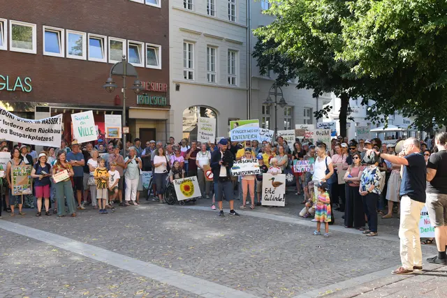 Das Netzwerk NSG Ententeich demonstrierte vor der Sitzung für den Erhalt des Naturschutzgebietes Ententeich. Die Natürschützer kündigen ein Bürgerbegehren an. | Foto: Foto Brodüffel