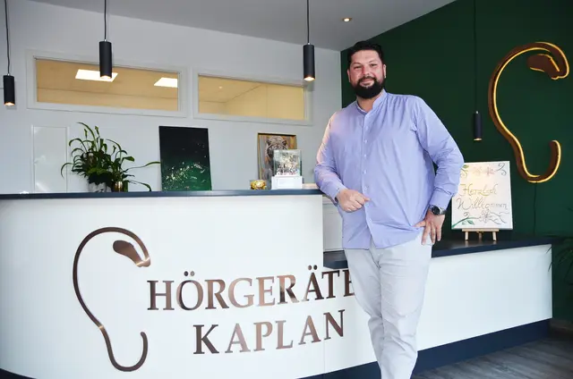 Ridvan Kaplan empfängt seine Kunden im modernen, stylischen Empfangsbereich.  | Foto: ak