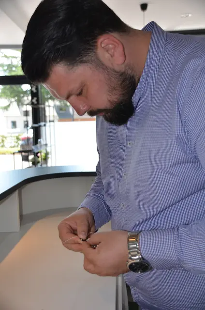 Bei der Reinigung der Hörgeräte kann man dem „Chef“ gerne über die Schulter schauen.  | Foto: ak