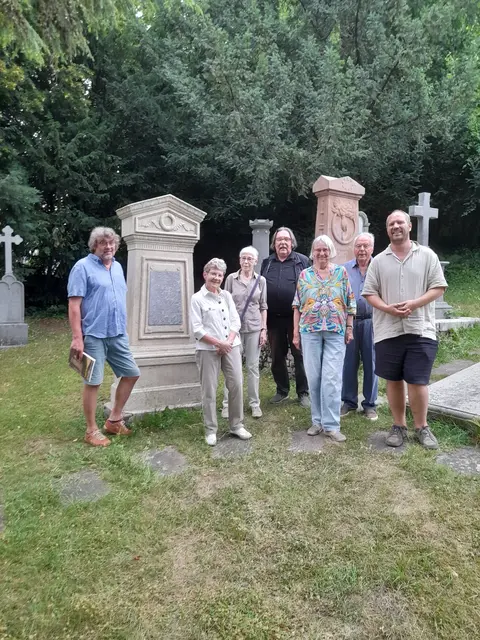 Vorstellung der Restaurierungsarbeiten vor Ort (v.l.): Dipl. Restaurator Thomas Sieverding, Hela Monheim (Verschönerungsverein Bergisch Gladbach e.V.), Dr. Marion Grams-Thieme (Förderverein des ev. Friedhofs Quirlsberg), Prof. Dr. Michael Werling (Verschönerungsverein Bergisch Gladbach e.V.), Irmtraud Schumacher (Förderverein des ev. Friedhofs Quirlsberg), Franz Josef Vierkotten (Vorsitzender des Verschönerungsvereins Bergisch Gladbach e.V.) und Pfarrer Tim Herzog (ev. Kirchengemeinde). Foto: Lutz Urbach/ Verschönerungsverein Bergisch Gladbach e.V.