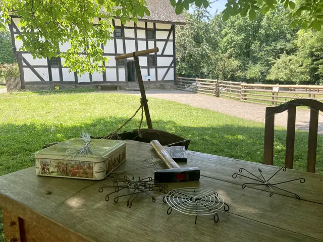 Während der Sommerferien in Nordrhein-Westfalen bietet das Freilichtmuseum ein abwechslungsreiches Mitmachangebot an.Für die Angebote ist keine Anmeldung erforderlich. Unter anderem werden Besen, Drahtuntersetzer (Foto), Glückspüppchen, Butter und Seife hergestellt.  | Foto: LVR-Freilichtmuseum Kommern / Alina Hilbrecht