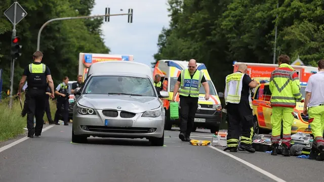 Bei dem schweren Unfall auf der Frechener Straße vor gut einem Jahr wurde eine zehnjährige Grundschülerin und ein 25-jähriger Schulbegleiter getötet. | Foto: Foto ARD