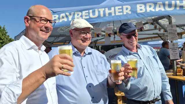 Mit einem Schlag war alles erledigt: Bei der 39. Opladener Bierbörse schlug Oberbürgermeister Stefan Hebbel das Fass im Beisein von Werner Nolden, Marcus Grawe und weiteren geladenen Gästen an. Foto: Gabi Knops-Feiler 
