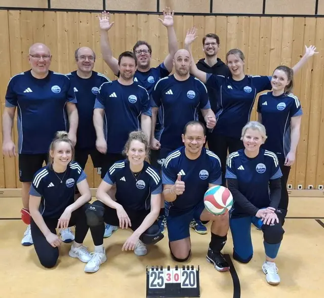Nachdem dem Mixed-Volleyballteam des TSV Glessen 2019 der Aufstieg in die Kreisliga gelungen ist, ist die Mannschaft mit Trainer Mathias Tils (hinten Mitte) in der noch laufenden Saison  Tabellenzweiter  | Foto: TSV Glessen
