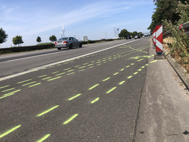 Nur noch zahlreiche Markierungen, die beschädigte Leitplanke und die Absperrungen rechts erinnern an den schweren Unfall von Mittwochabend auf der A555 kurz vor Wesseling | Foto: Montserrat Manke