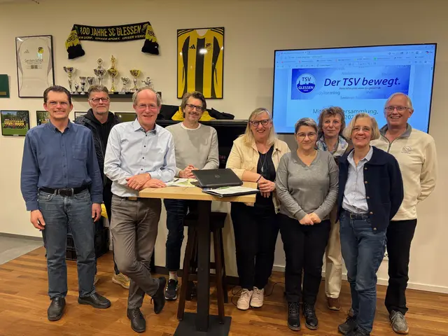 Glessen als lebendigen Freizeit- und Sportort attraktiv zu halten, hat sich der TSV Glessen zur Aufgabe gemacht. Das ehrenamtliche Vorstandsteam (v.l.): Frank Sasse, René Klerx, Vorsitzender Richard Beckschulte, Thomas Kierdorf, Andrea Floß, 2. Vorsitzende Antje Nosbüsch, Inge Sönnichsen, Schatzmeisterin Heike Sasse und Stephan Jansen | Foto: Andrea Floß