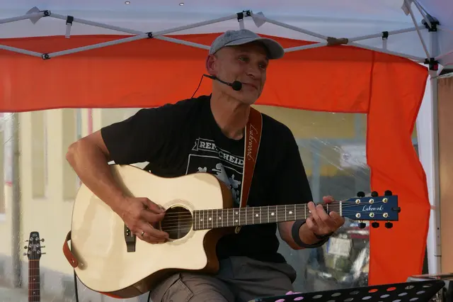 Papa Jo's One Man Acoustic Jam aka Jochen Wingsch aus Remscheid beim RheinKlang 669 Open-Air-Konzert in Mines Spatzentreff. | Foto: Anita Brandtstäter