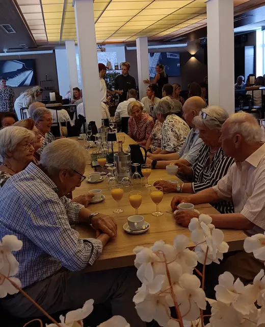 Sängerinnen und Begleitung beim Brunch! | Foto: Angelika Grosch
